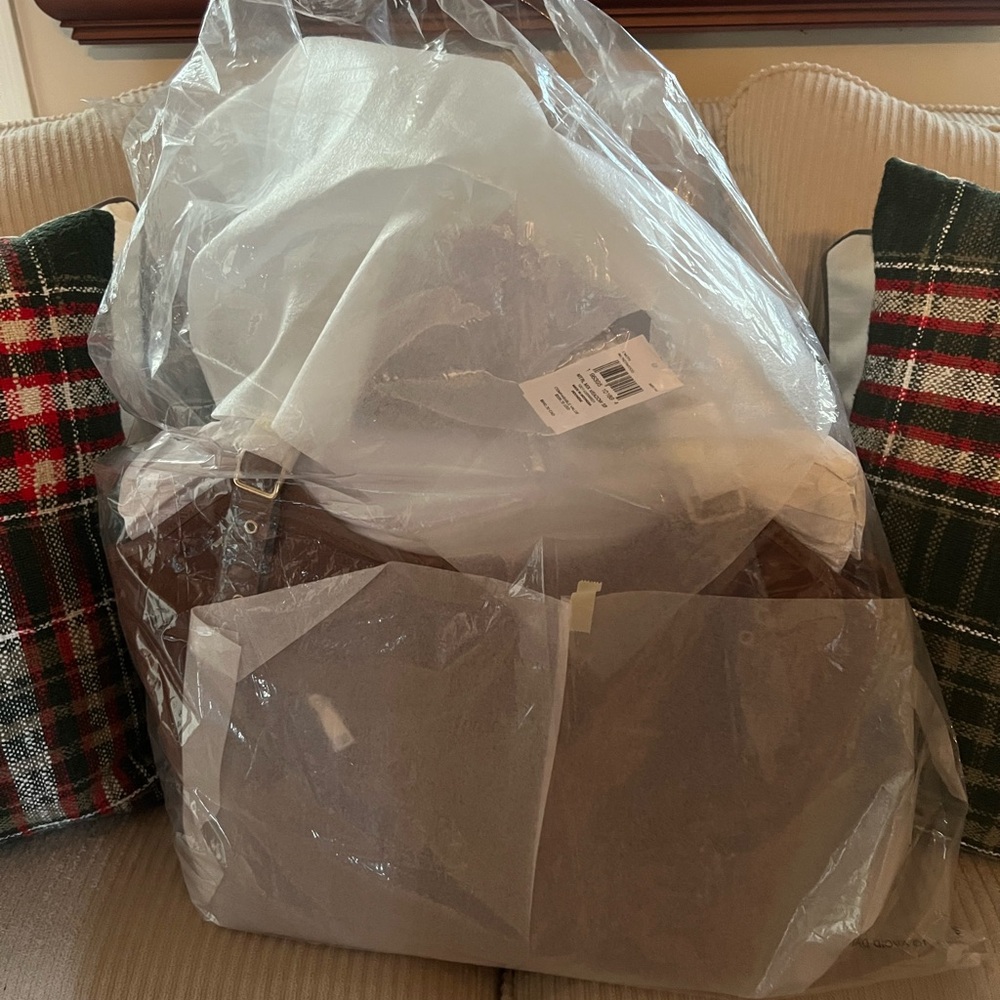 Coach Meadow Shoulder Bag nwt in packaging - Picture 5 of 9